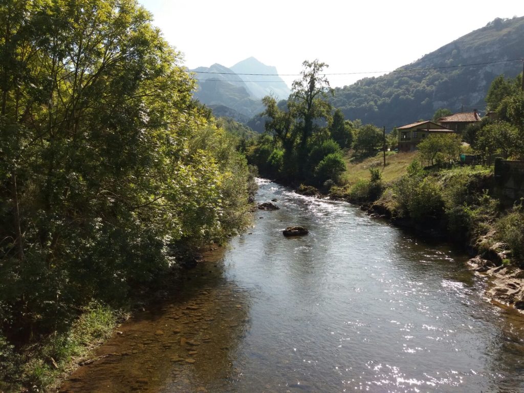 Rio Sella sobre el puente de El Pontigu, a su paso por Casa Tita.