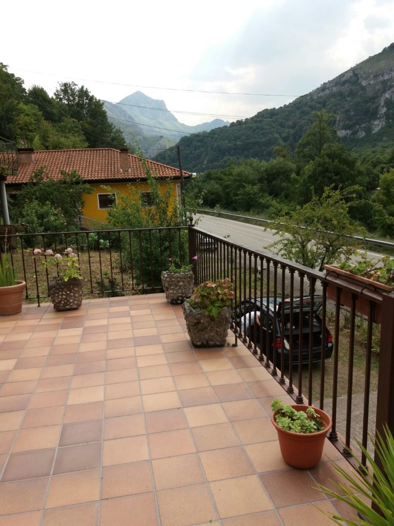 Disfrutar del aire libre, degustando una barbacoa en la terraza de Tita significa agradar a los cinco sentidos. Las vistas de las montañas, el sonido del agua del Sella susurrando a tus oidos, el suave tacto del sol o la brisa del mediodia y el fragante olor de la vegetación. Tienes que probarlo. 